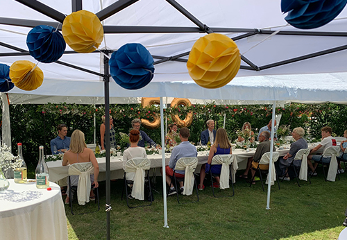Trädgårdsfest bordet med gäster